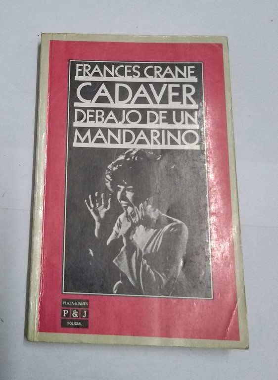 Cadáver debajo de un mandarino