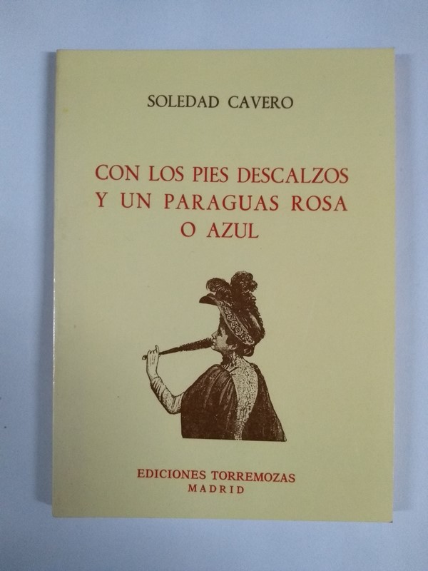 Con los pies descalzos y paraguas rosa o azul