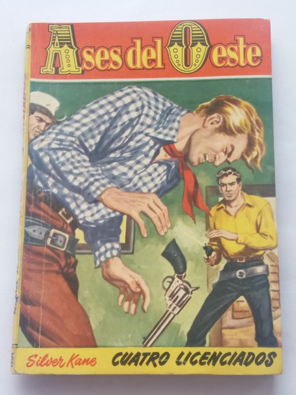 Cuatro licenciados