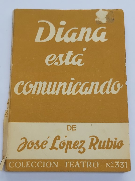 Diana está comunicando