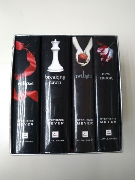 Eclipse. Breaking dawn. Twilight. New moon. 4 tomos