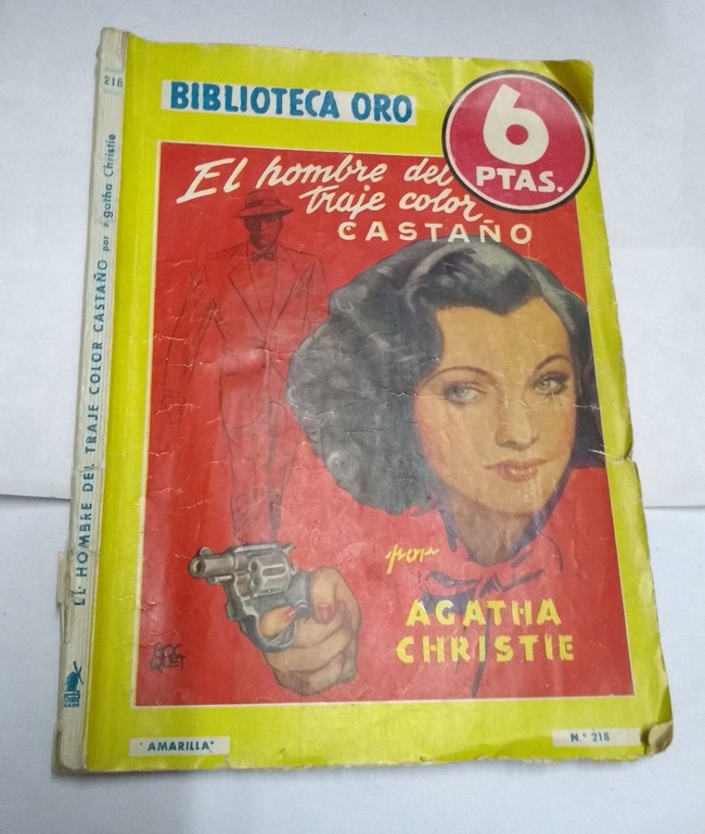 El hombre del traje color castaño