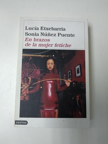 En brazos de la mujer fetiche