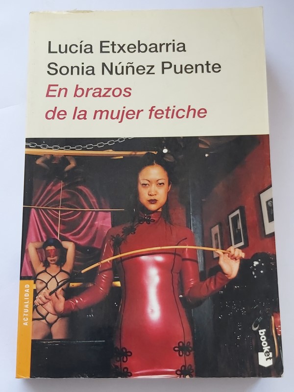 En brazos de la mujer Fetiche