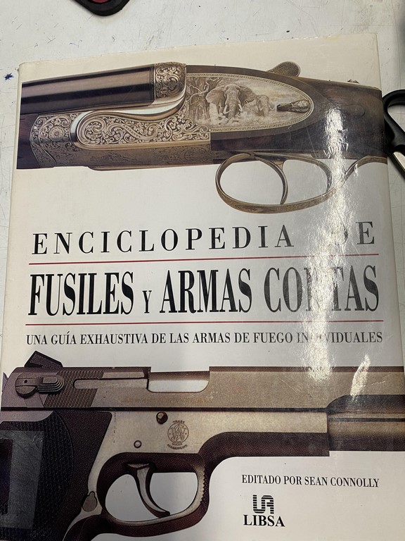 ENCICLOPEDIA DE FUSILES Y ARMAS CORTAS. UNA GUIA EXHAUSTIVA DE LA ARMAS DE FUEGO INDIVIDUALES.