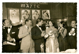 FOTOGRAFIA DE LA DUQUESA DE FRANCO ENTREGANDO LOS TROFEOS MAYTE DE LA FERIA DE SAN ISIDRO DE 1978 (ORIGINAL).