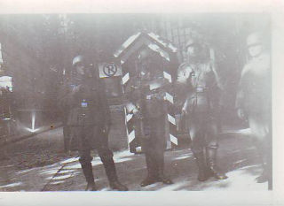 FOTOGRAFIA DE LA SEGUNDA GUERRA MUNDIAL. SOLDADOS ALEMANES MONTANDO GUARDIA (ORIGINAL).