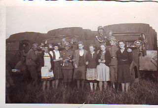 FOTOGRAFIA DE LA SEGUNDA GUERRA MUNDIAL. SOLDADOS ALEMANES JUNTO A CAMIONES DE TRANSPORTE DE TROPAS.