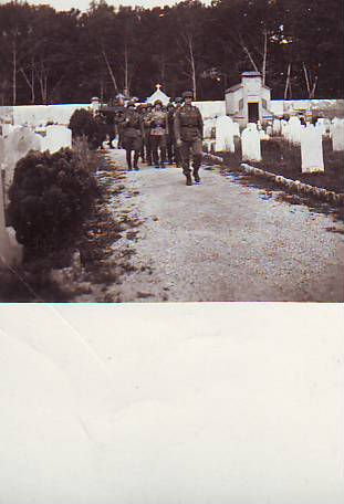 FOTOGRAFIA DE LA SEGUNDA GUERRA MUNDIAL. SOLDADOS ESTADOUNIDENSES ENTERRANDO A UN OFICIAL EN EL CEMENTERIO DE MILAN.