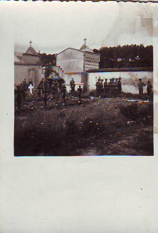 FOTOGRAFIA DE LA SEGUNDA GUERRA MUNDIAL. SOLDADOS ESTADOUNIDENSES ENTERRANDO A UN OFICIAL EN EL CEMENTERIO DE MILAN.