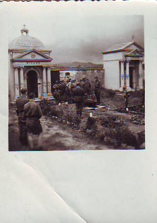 FOTOGRAFIA DE LA SEGUNDA GUERRA MUNDIAL. SOLDADOS ESTADOUNIDENSES ENTERRANDO A UN OFICIAL EN EL CEMENTERIO DE MILAN.