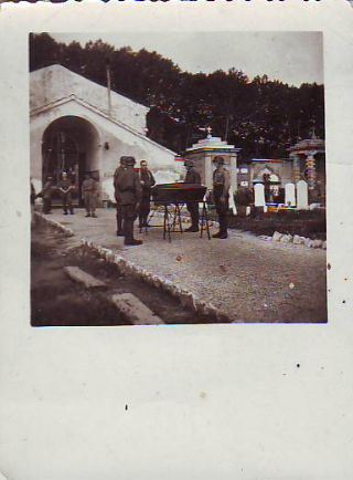 FOTOGRAFIA DE LA SEGUNDA GUERRA MUNDIAL. SOLDADOS ESTADOUNIDENSES ENTERRANDO A UN OFICIAL EN EL CEMENTERIO DE MILAN.