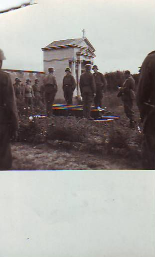 FOTOGRAFIA DE LA SEGUNDA GUERRA MUNDIAL. SOLDADOS ESTADOUNIDENSES ENTERRANDO A UN OFICIAL EN EL CEMENTERIO DE MILAN.