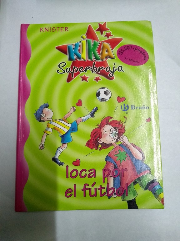 Kika Superbruja loca por el fútbol