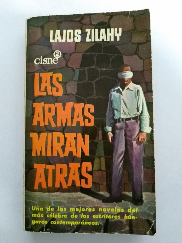 Las armas miran atrás