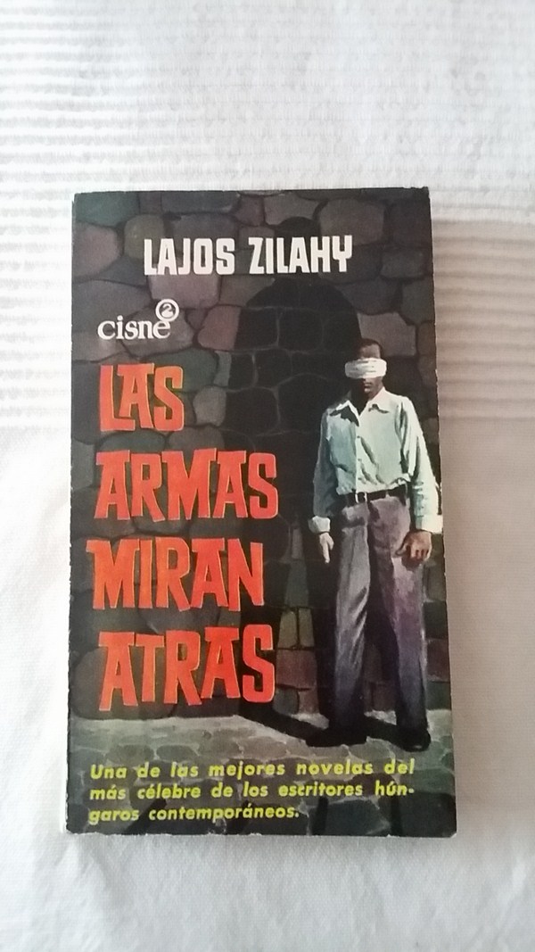 Las armas miran atrás