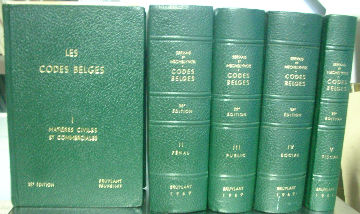 LES CODES ET LES LOIS SPECIALES LES PLUS USUELLES EN VIGUEUR EN BELGIQUE. I: CIVIL ET COMMERCIAL. II: PENAL. III: PUBLIC. IV: SOCIAL. V: FISCAL. (5 VOLUMES).