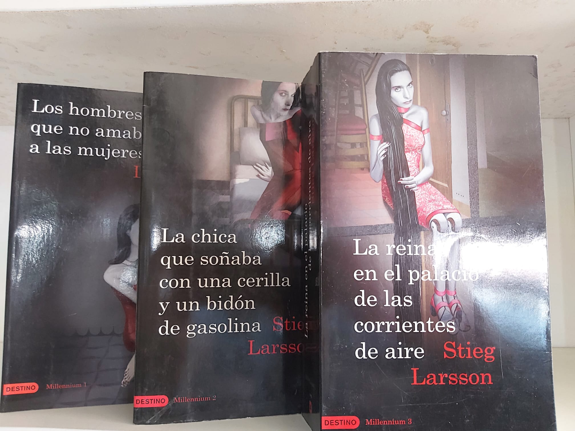 Los hombres que no amaban a las mujeres. La chica que soñaba con una cerilla y un bidón de gasolina. La reina en el palacio de las corrientes de aire