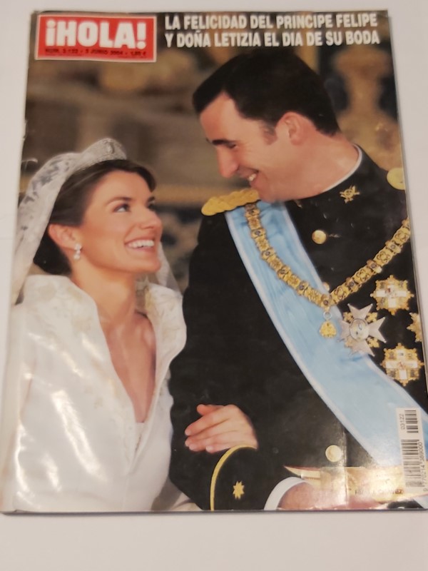 Revista ¡ HOLA !. La felicidad del principe  Felipe y Doña Letizia el dia de su boda