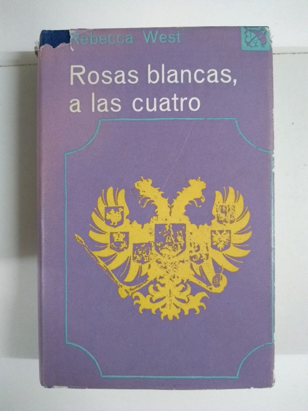 Rosas blancas, a las cuatro