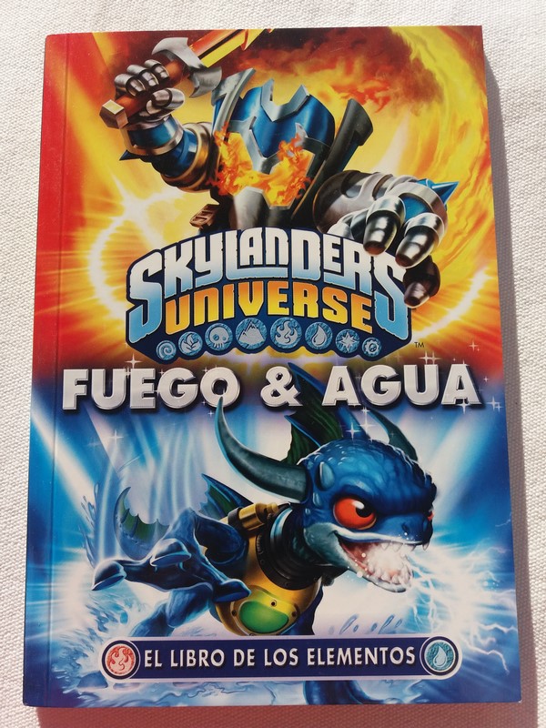 Skylanders Universe. El libro de los elementos . Fuego y agua