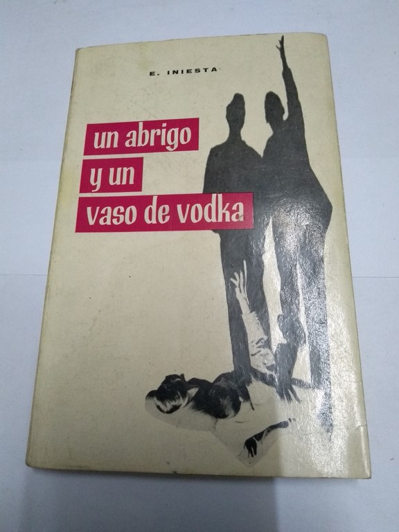 Un abrigo y un vaso de vodka