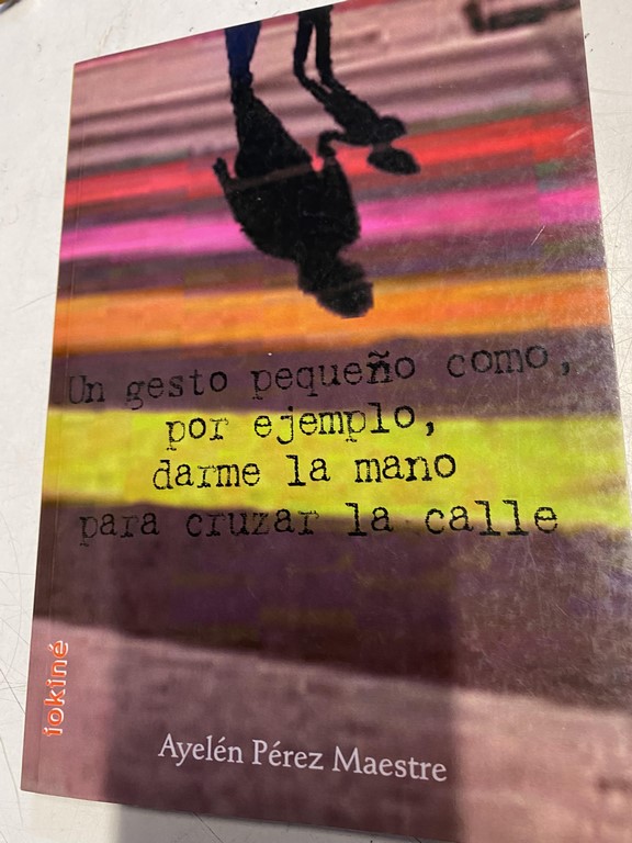 UN GESTO PEQUEÑO COMO, POR EJEMPLO DARME LA MANO PARA CRUZAR LA CALLE.